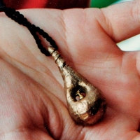 DETALLE COLGANTE LÁGRIMA (bronce)